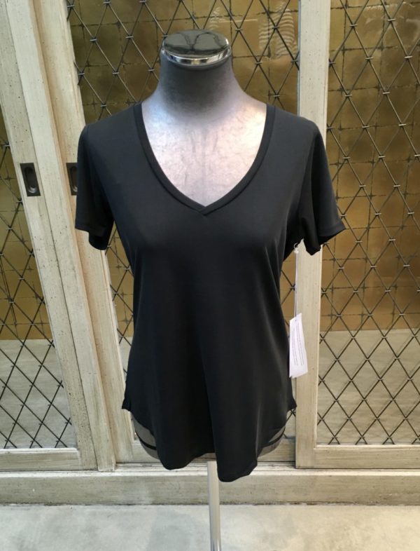 V neck tee – Available in black and white
