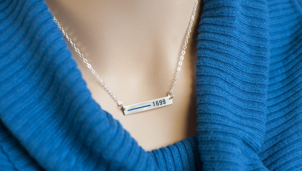 Sieraden Kettingen Hangers TBL Personalized Thin Blue Line Necklace for Police Wife or female police officer Custom Law Enforcement Badge Number Rectangle Bar 