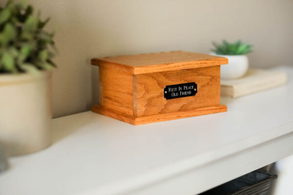 Pet Memorial Urn – Red Oak