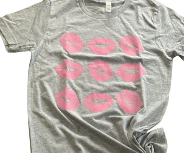 Smooches Graphic Tee