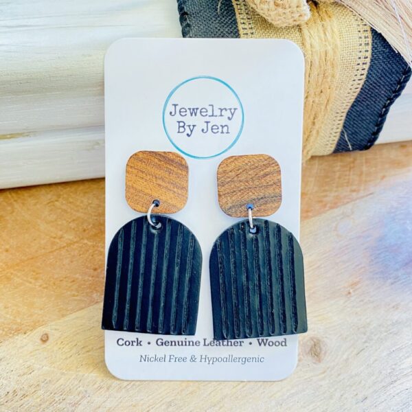 Wood Stud & Embossed Arch Earrings: Black