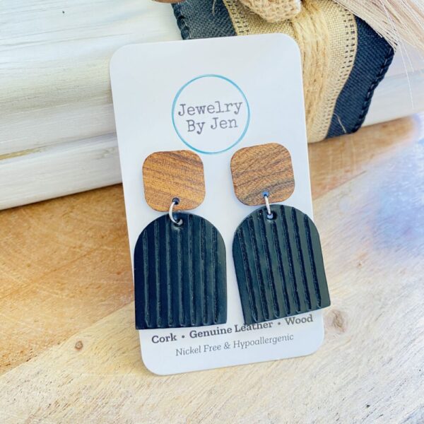 Wood Stud & Embossed Arch Earrings: Black