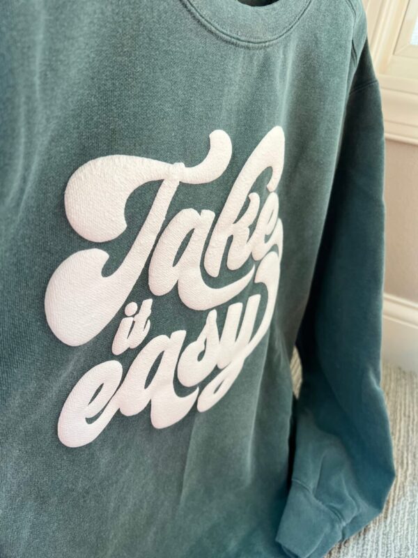 Take it easy with Puff Font Sweatshirt