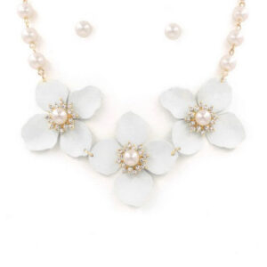 White Floral And Pearl Necklace Set