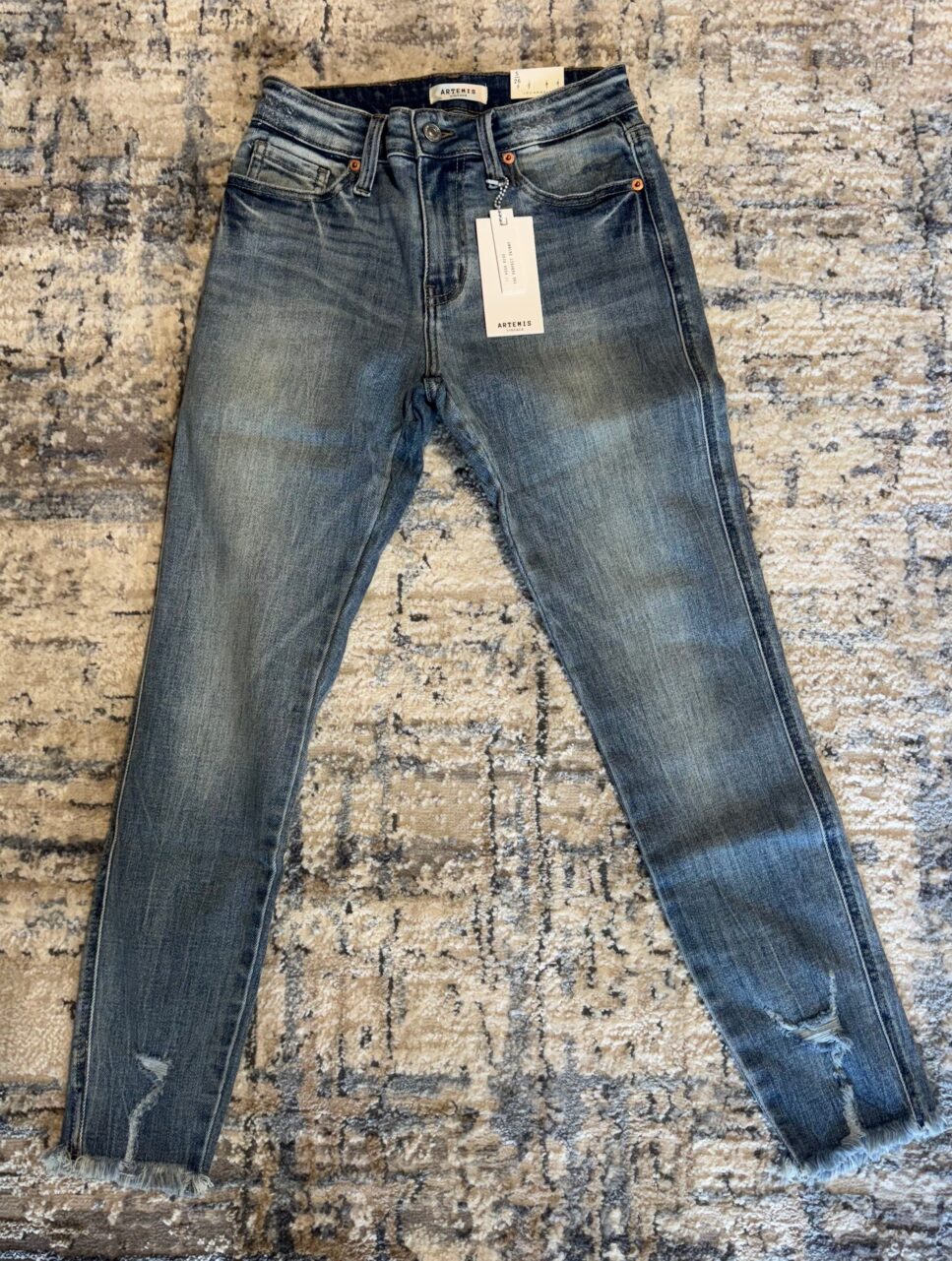 Gary Low Rise Cuffed Jean in Light Wash