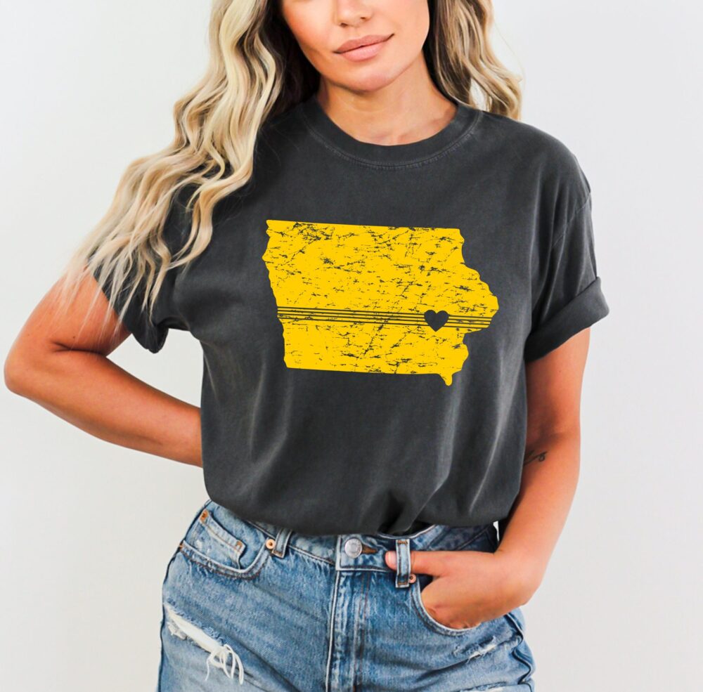 Iowa City Heart Grunge Comfort Colors Tee, image size:1000x985